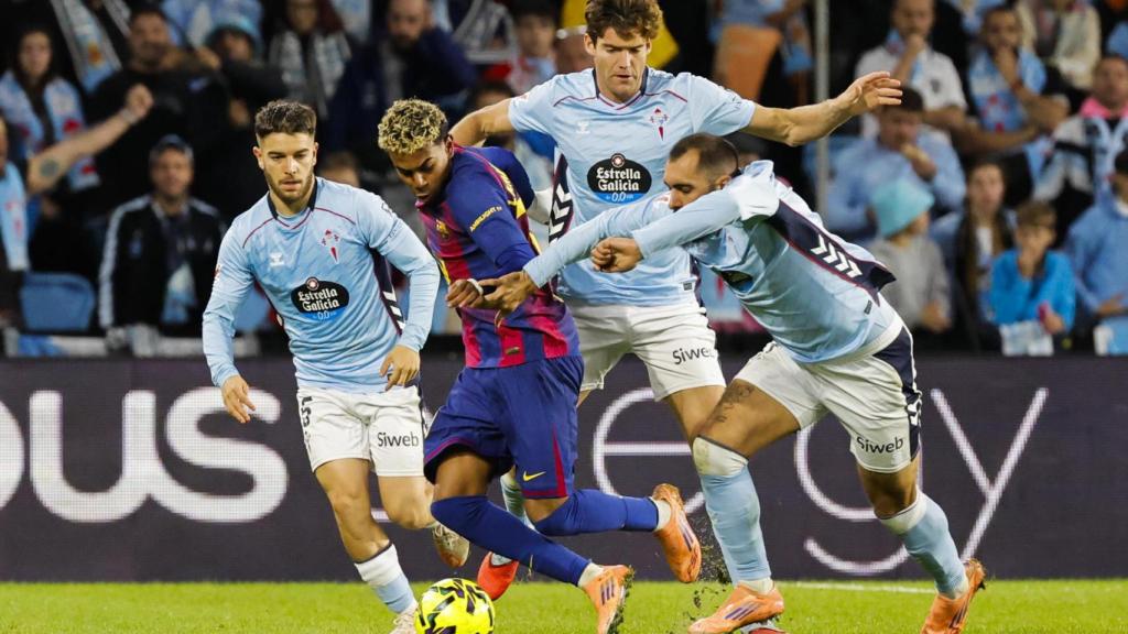 Lamine Yamal intenta driblar en el Celta-Barça