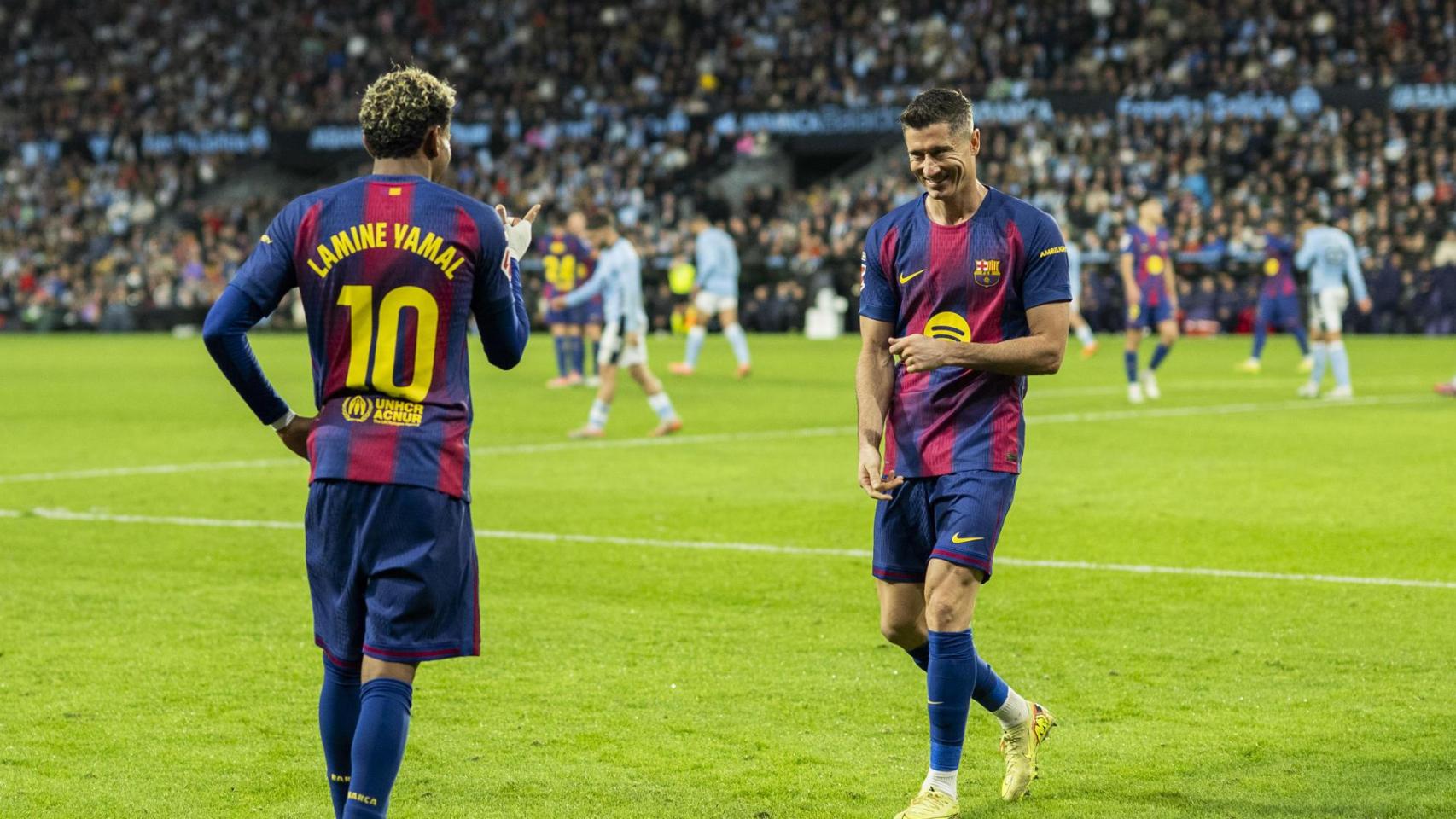 Lamine Yamal y Robert Lewandowski celebran un gol en el Celta-Barça