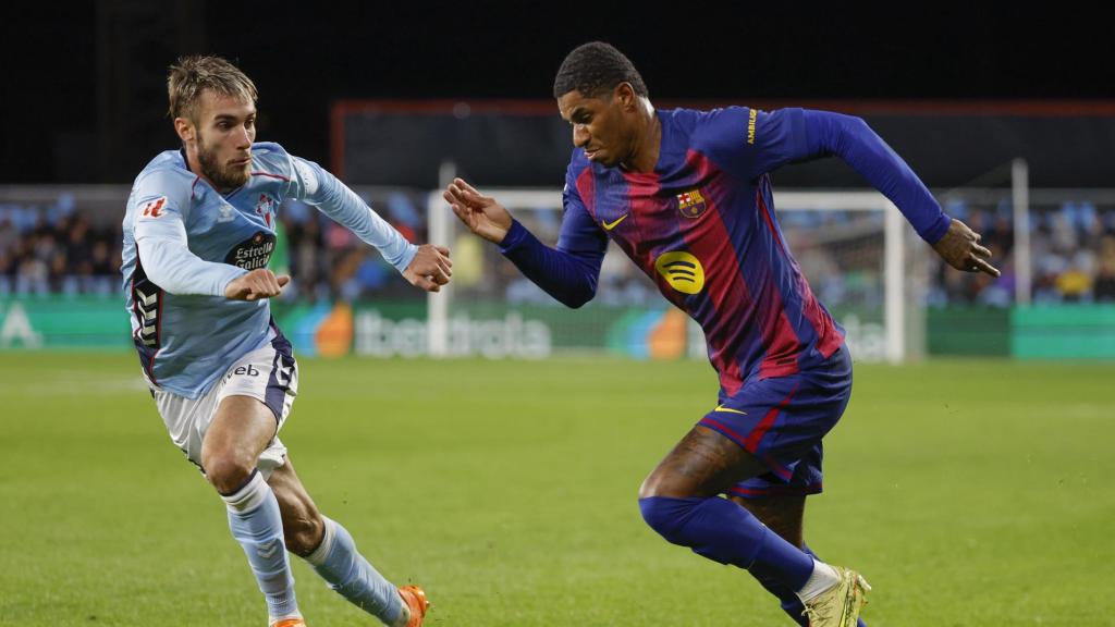Marcus Rashford intenta driblar al Celta-Barça