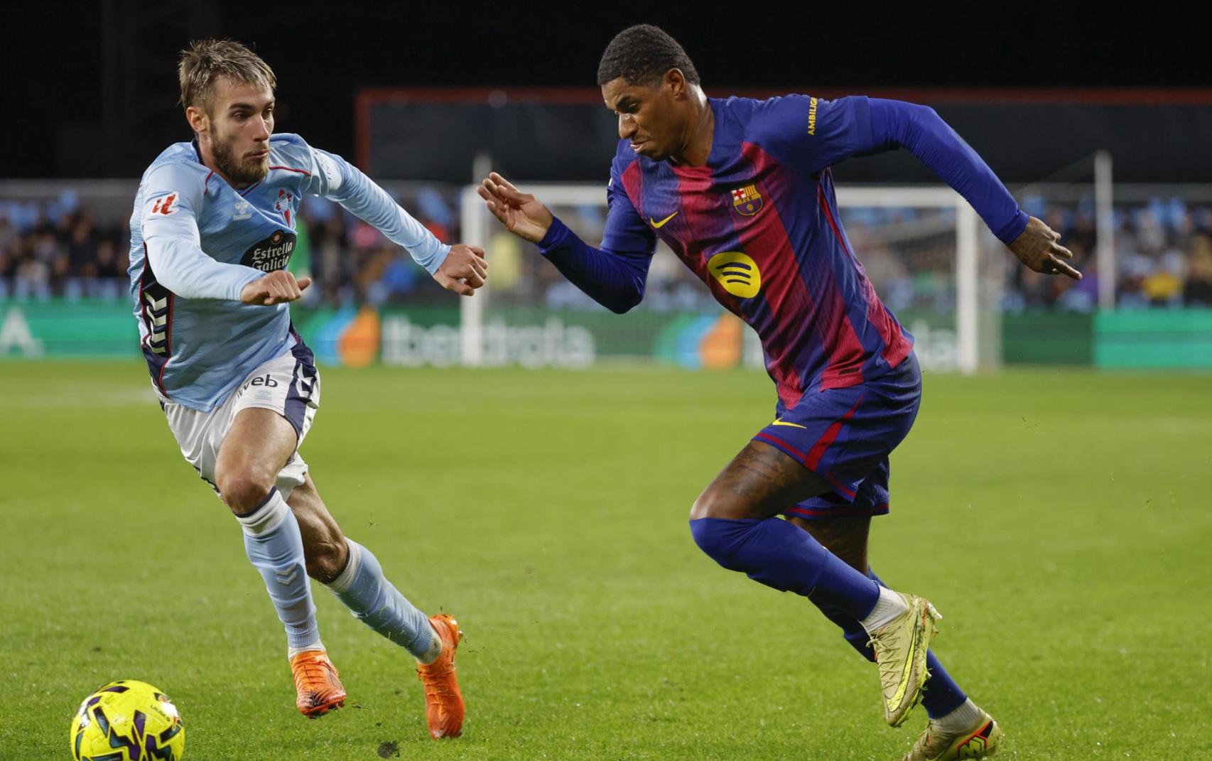 Marcus Rashford intenta driblar en el Celta-Barça