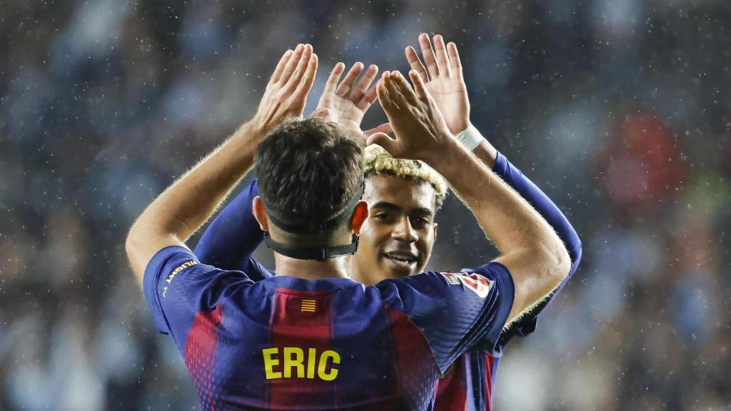 Éric García i Lamine Yamal celebren el tercer gol del Barça contra el Celta