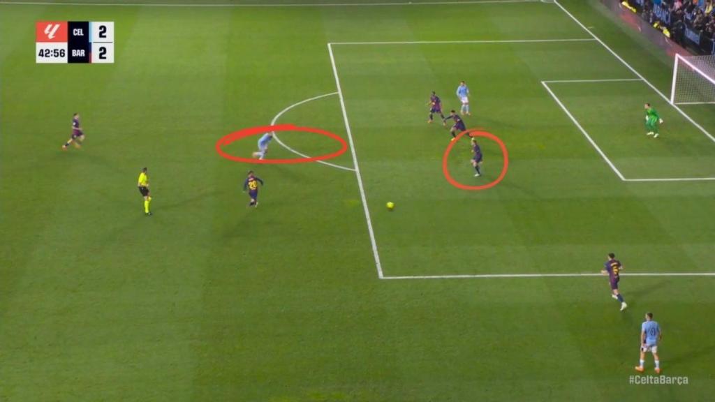 Frenkie de Jong no surt a tapar el xut de Borja Iglesias en el Celta-Barça