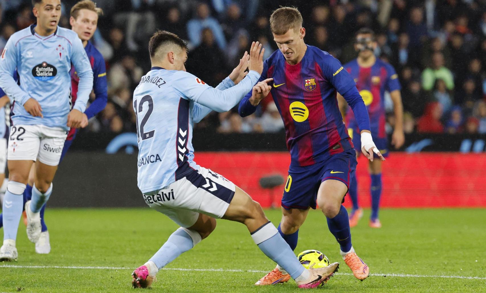 Dani Olmo controla un balón durante el Celta-Barça