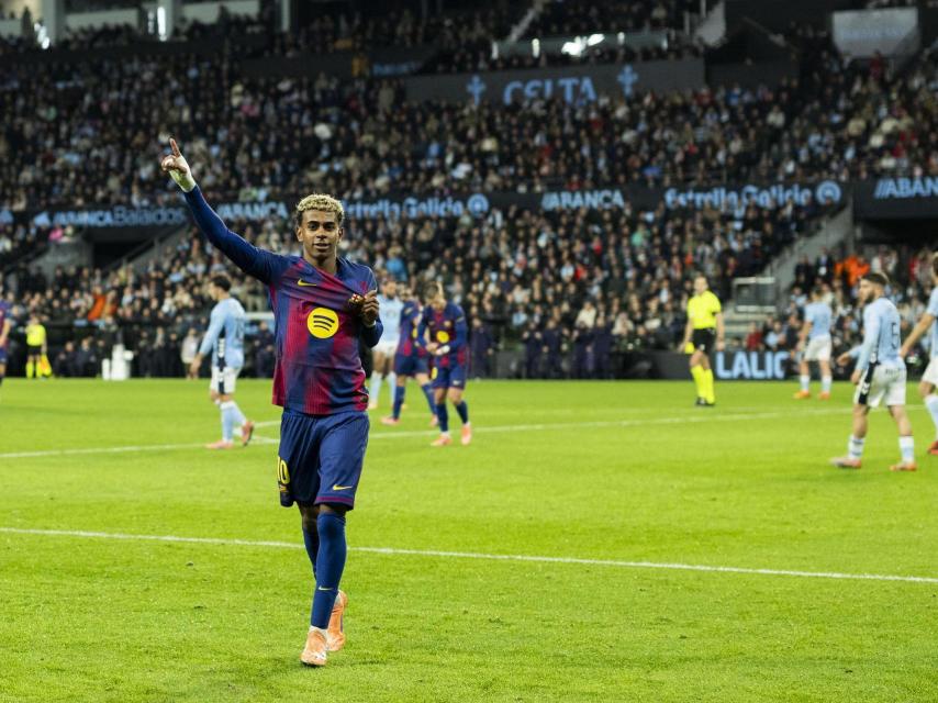 Lamine Yamal se señala el escudo del Barça tras marcar al Celta