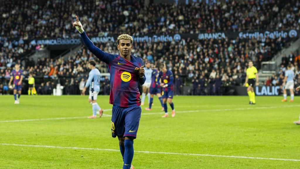 Lamine Yamal se señala el escudo del Barça tras marcar al Celta