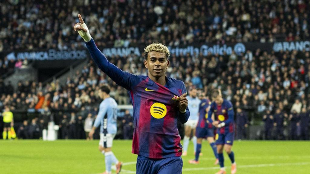 Lamine Yamal se señala el escudo del Barça tras marcar al Celta
