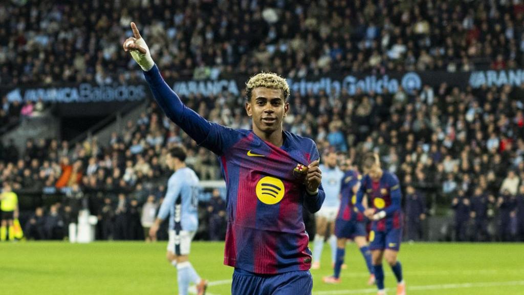 Lamine Yamal se señala el escudo del Barça tras marcar al Celta