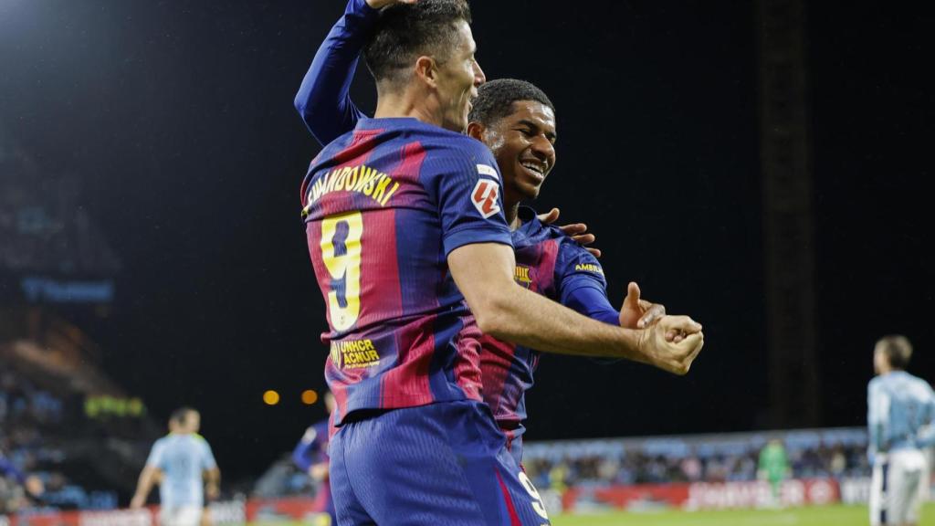 Robert Lewandowski y Marcus Rashford celebran el cuarto gol del Barça ante el Celta