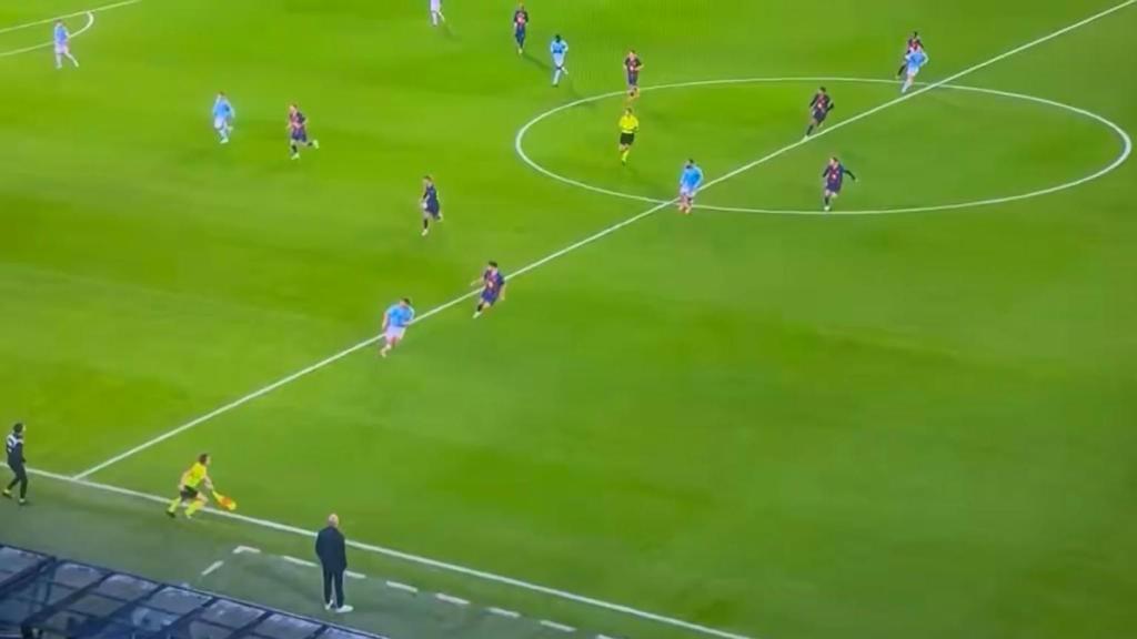 Frenkie de Jong rompe la línea del fuera de juego en el gol de Borja Iglesias en el Celta-Barça