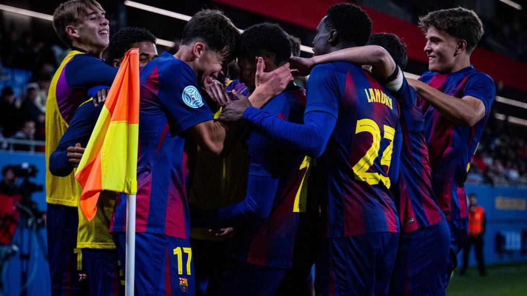 Los jugadores del Barça B celebran un gol contra el Torrent en el Johan Cruyff
