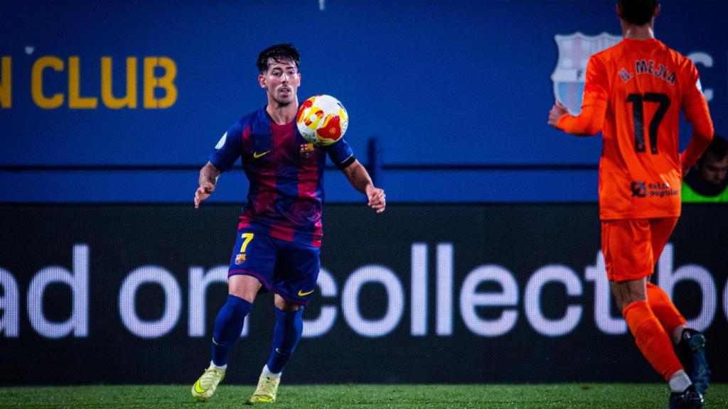 Dani Rodríguez controla la pilota davant el Torrent amb el Barça B