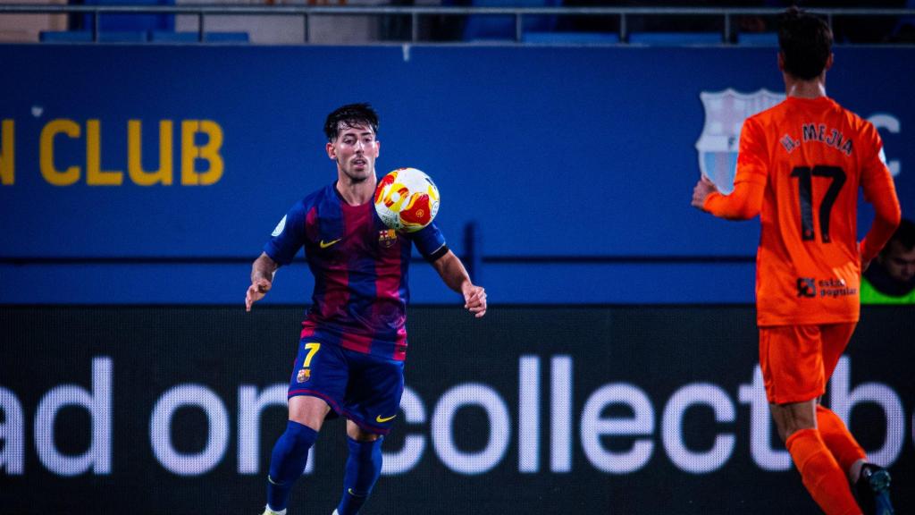 Dani Rodríguez controla la pilota davant el Torrent amb el Barça B
