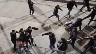 Un hombre recibe una patada en la cabeza tras un partido de fútbol en La Bàscula