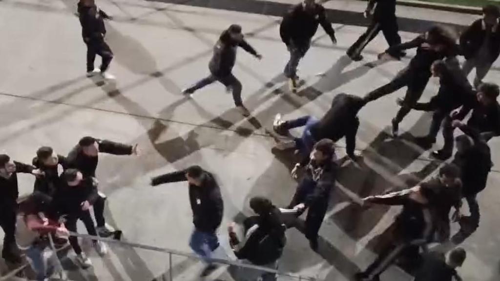 Un hombre recibe una patada en la cabeza tras un partido de fútbol en La Bàscula