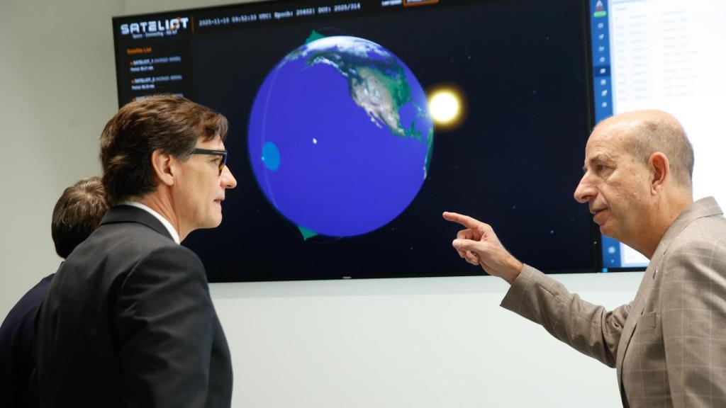 El president, Salvador Illa, y el CEO de Sateliot, Jaume Sanpera