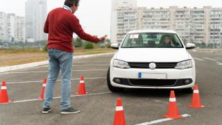 Profesor y coche de autoescuela