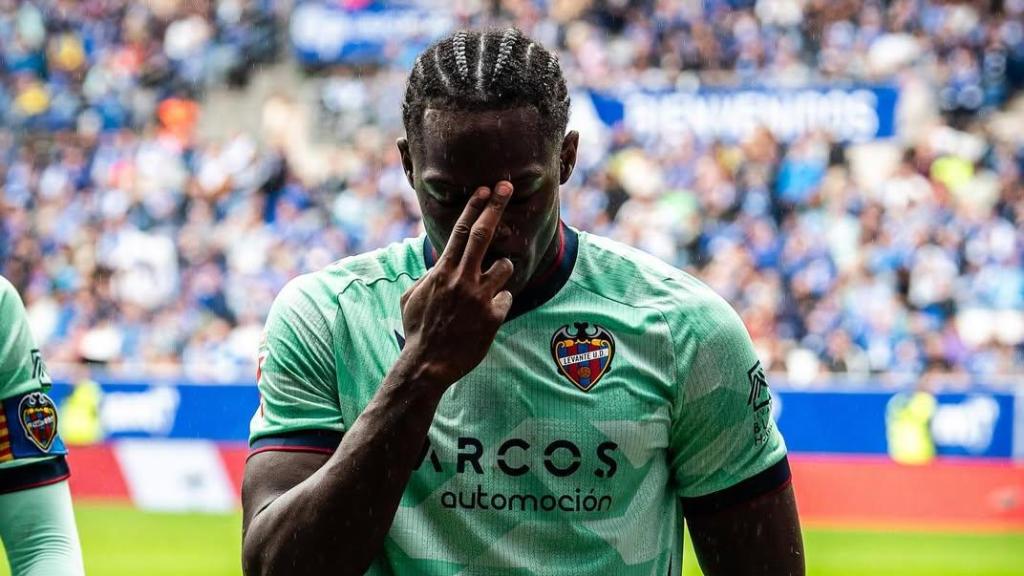 Etta Eyong celebra un gol amb el Llevant