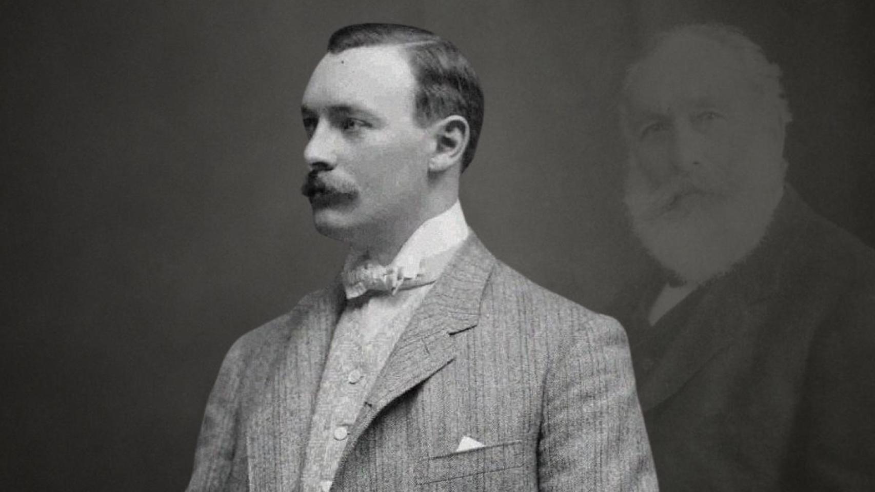 El fundador del Barça, Joan Gamper, observado por su padre, August