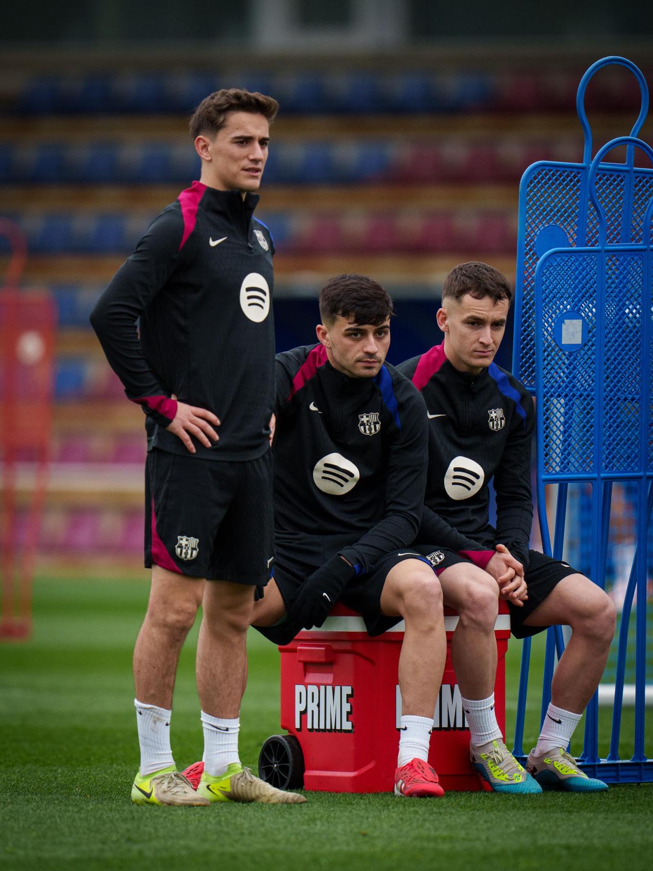 Gavi, Pedri i Marc Casadó en un entrenament amb una nevera de PRIME