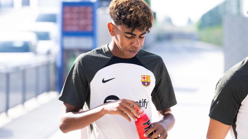 Lamine Yamal con una botella de PRIME