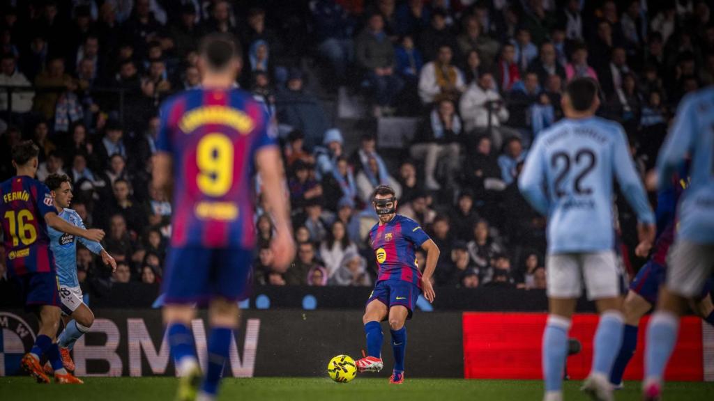 Éric García busca línia de passada durant el Celta-Barça