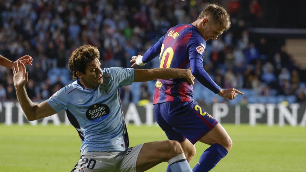 Dani Olmo lucha por el balón en el Celta-Barça