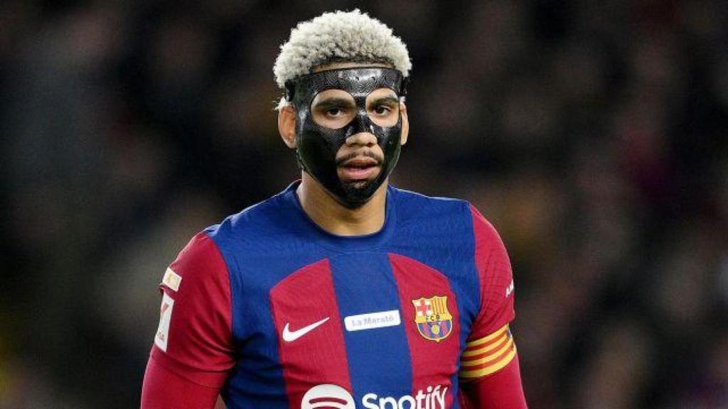 Ronald Araújo usa máscara en el curso 2022-23 contra el Girona