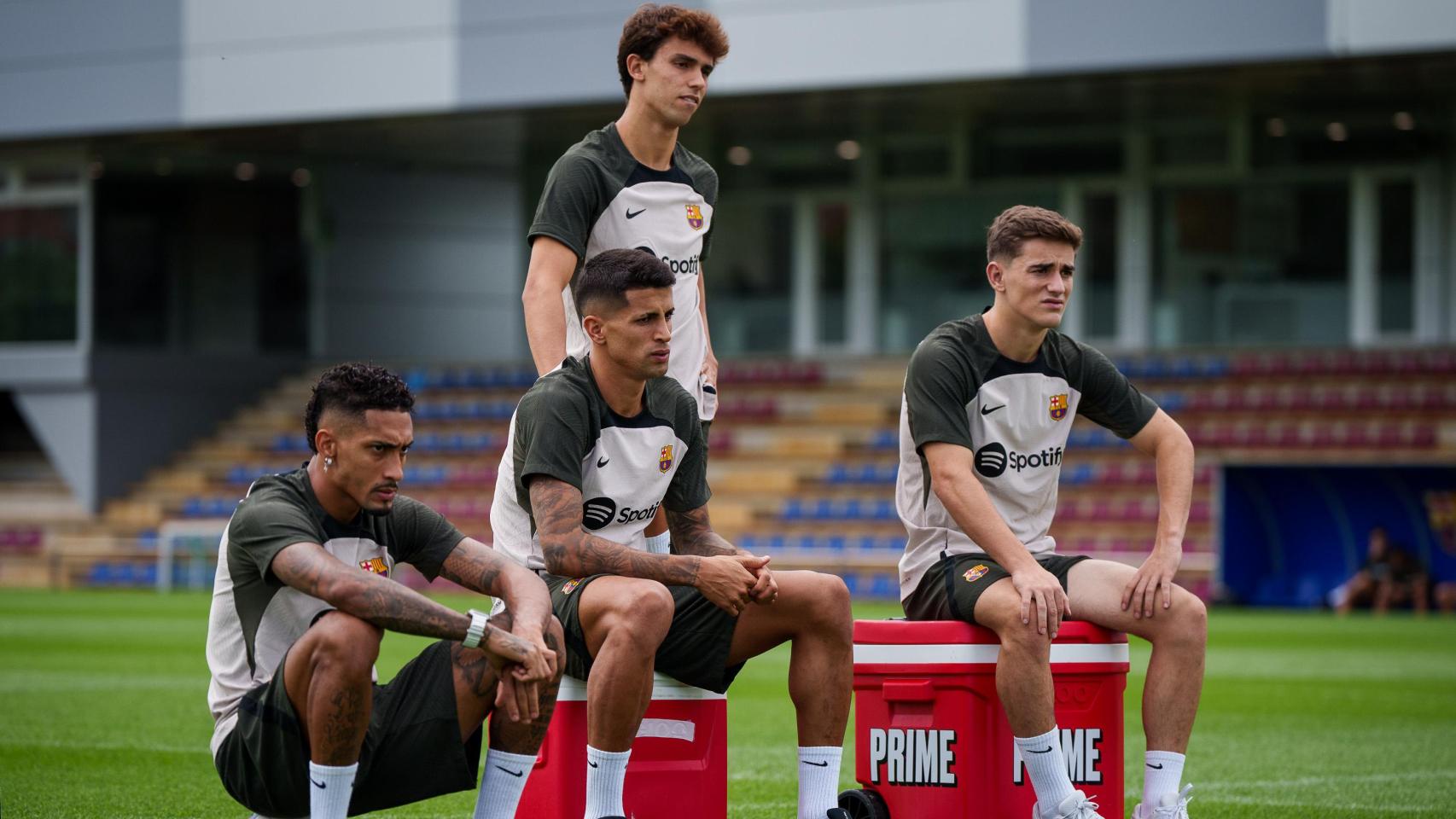 Los jugadores del primer equipo del Barça en un entrenamiento de la temporada 2023-24