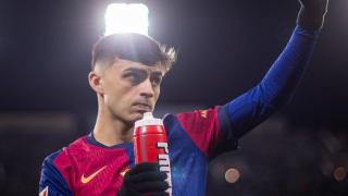 Pedri, en la temporada 2024-25 con una botella de Prime