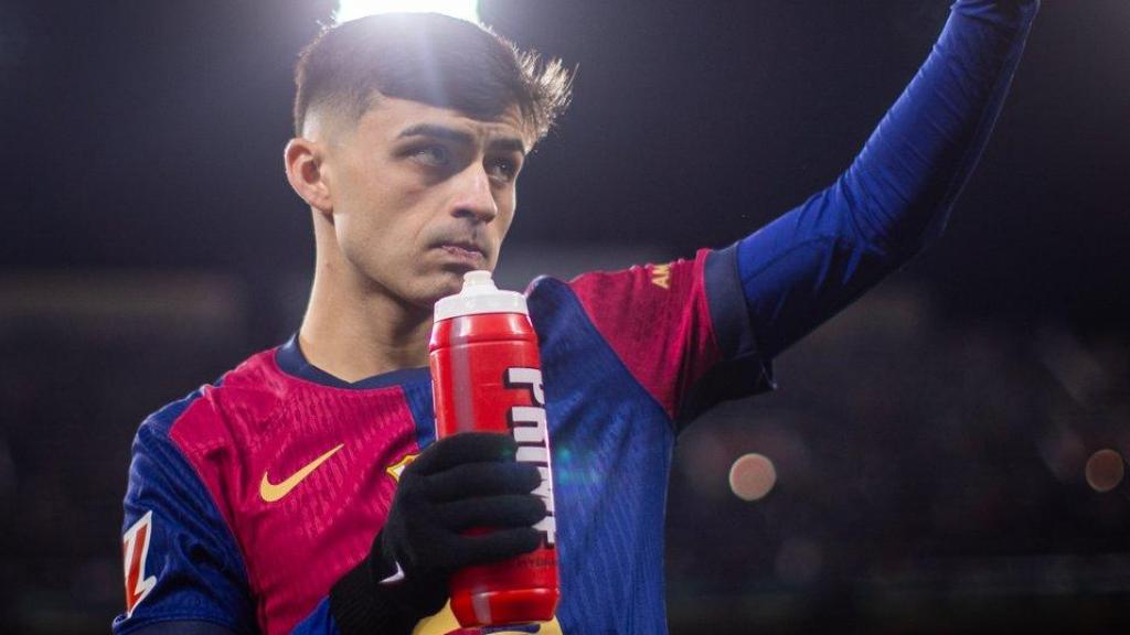 Pedri, en la temporada 2024-25 con una botella de Prime