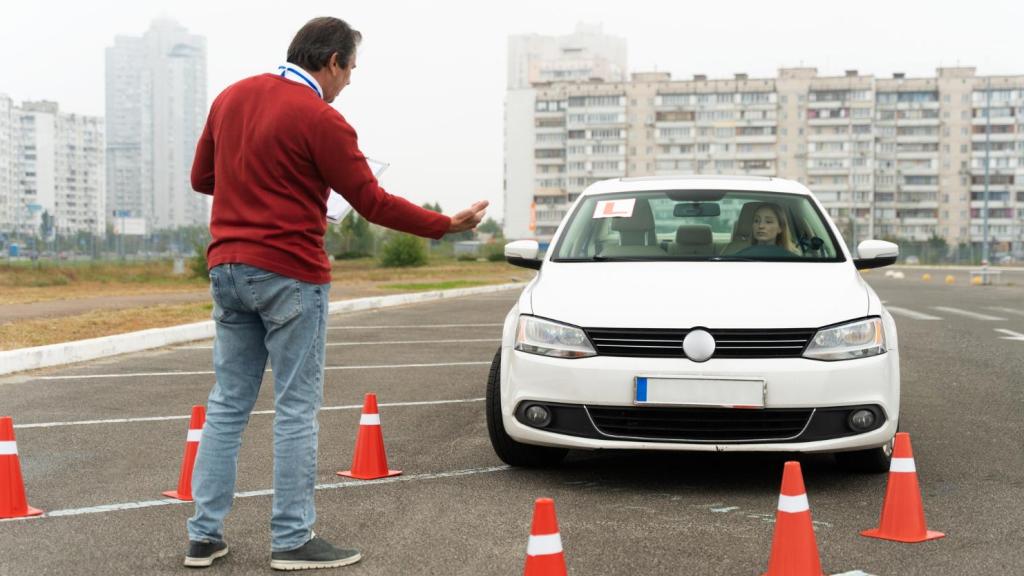 Profesor y coche de autoescuela