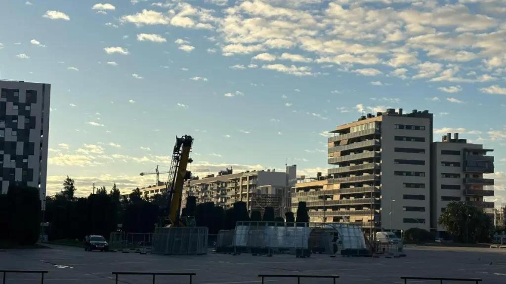 Montaje del árbol de Navidad de Badalona (2025)
