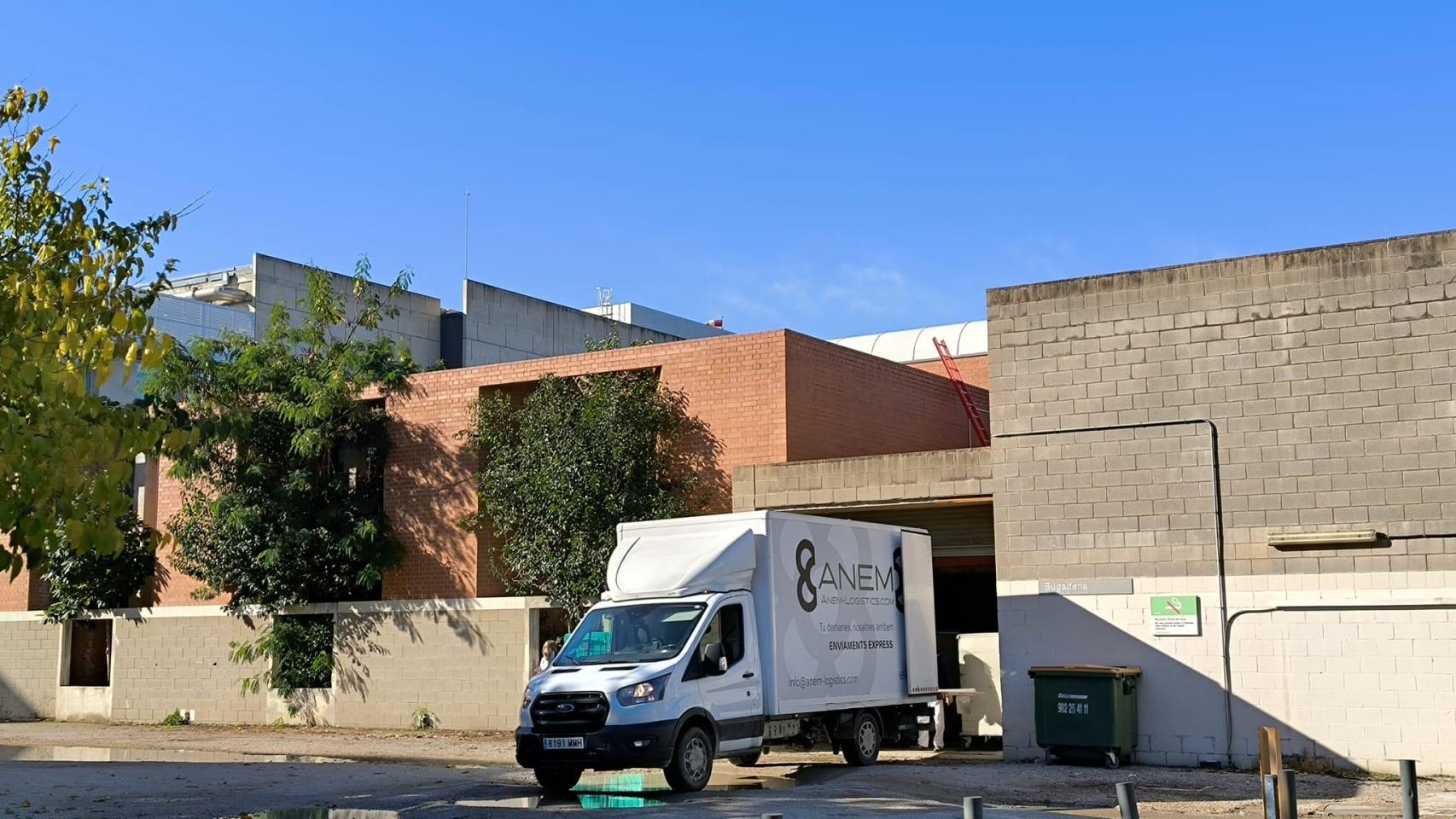 Acceso a la lavandería del Hospital de Bellvitge, la única pública del Institut Català de la Salut (ICS)
