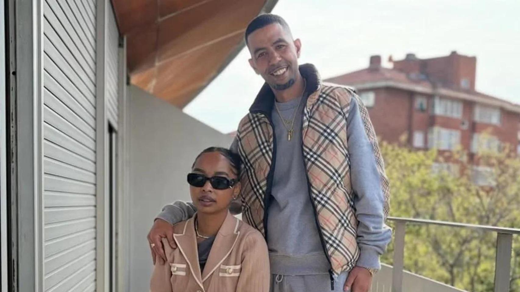 Mounir Nasraoui con su pareja, Khristina, en el balcón de su nueva vivienda