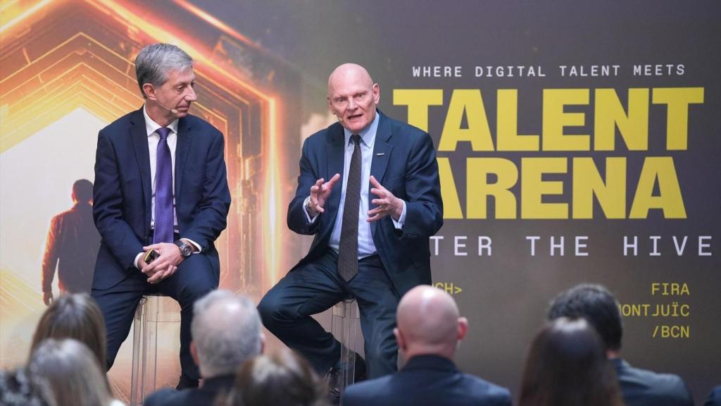 El ceo de MWCapital, Francesc Fajula (i), y el CEO de GSMA, John Hoffman (d), durante la presentación de Talent Arena 2206