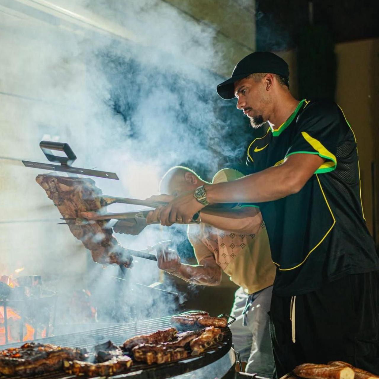 Los jugadores del Barça disfrutan del asado preparado por Ronald Araújo