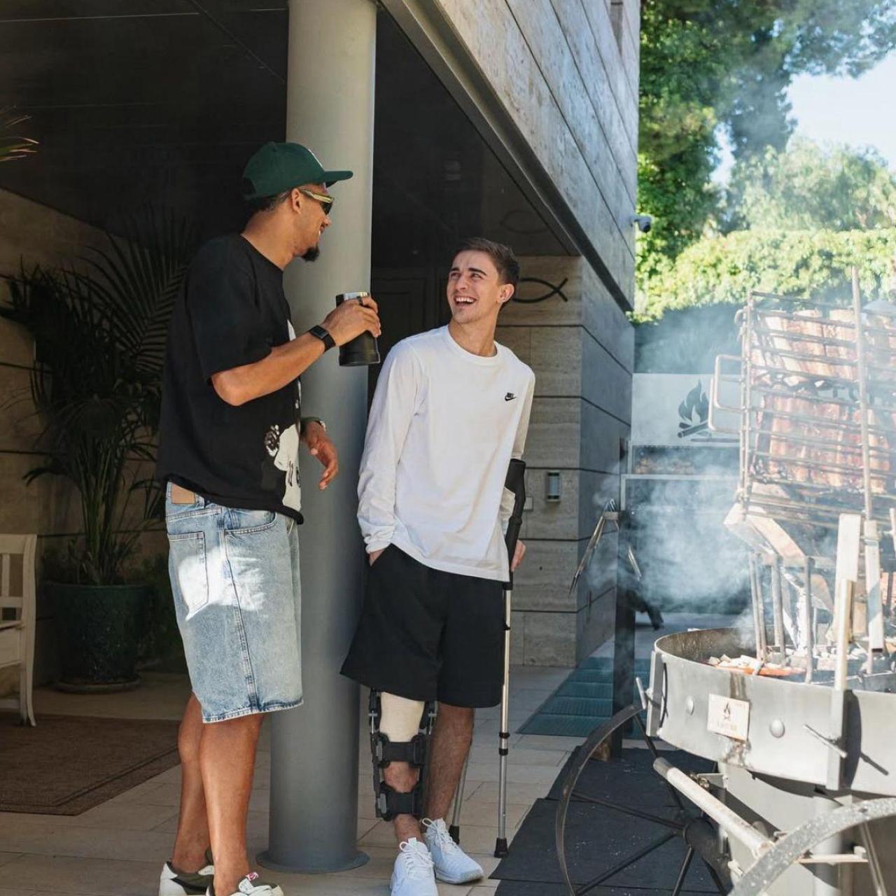 Ronald Araújo y Gavi conversando