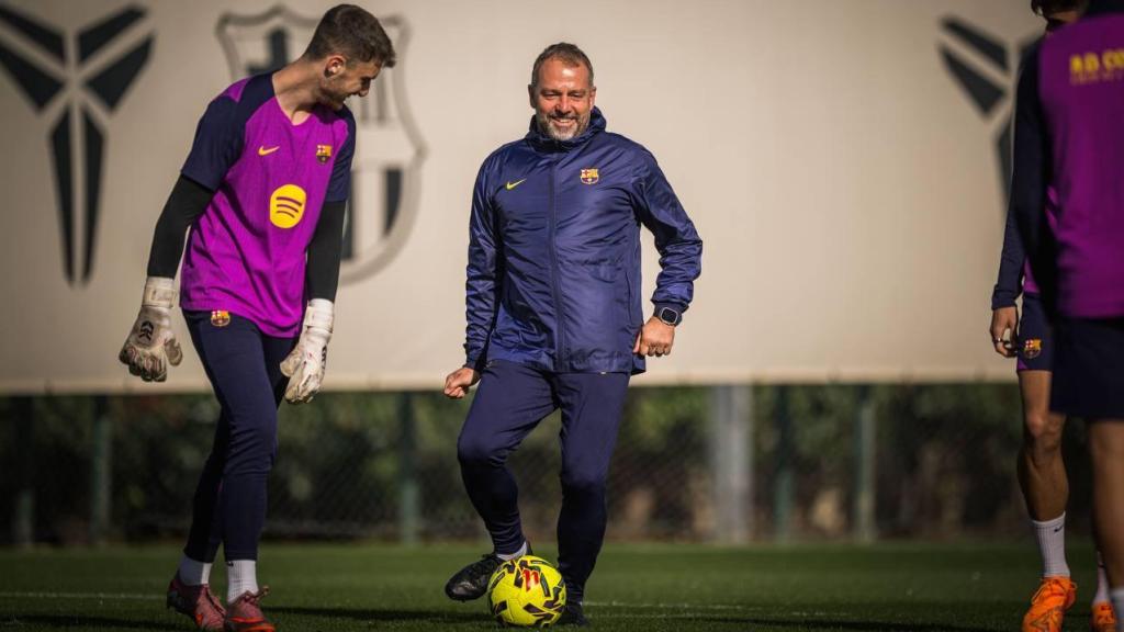 Hansi Flick da un pase en un entrenamiento del Barça