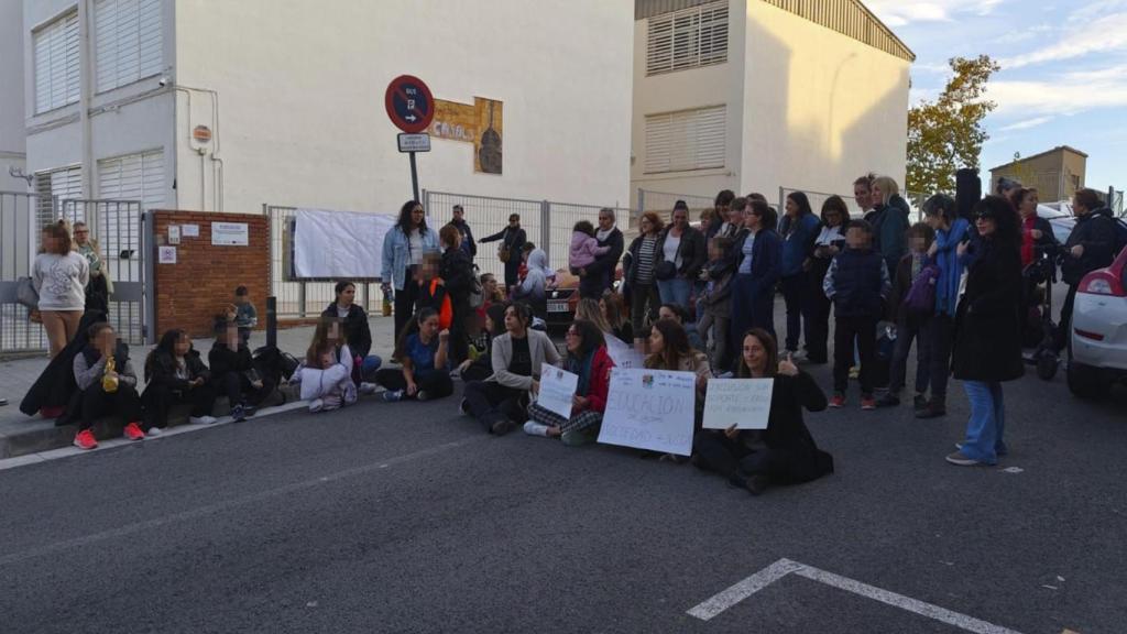 Concentración en Sabadell frente a la Escola Pau Casals de la Asociación Juntxs por Ellxs por más recursos en la escuela inclusiva