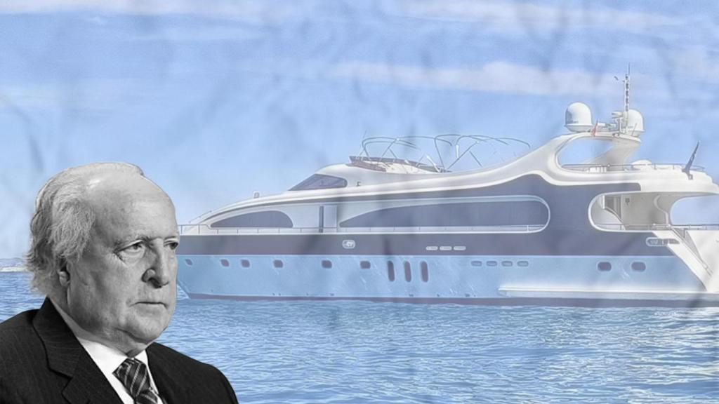 Román Sanahuja con un yate de fondo