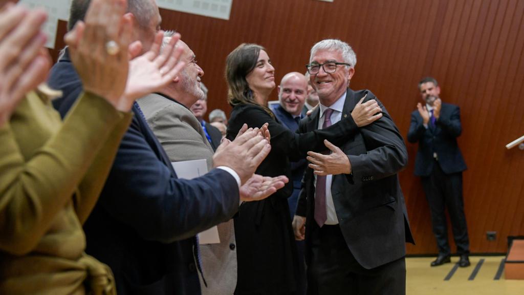 La 'consellera' Núria Montserrat felicita a Mateo Valero, director y fundador del BSC