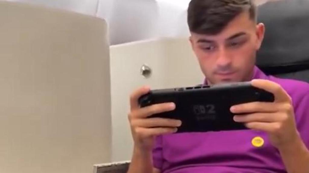 Pedri juega a la Nintendo Switch durante el vuelo a Japón