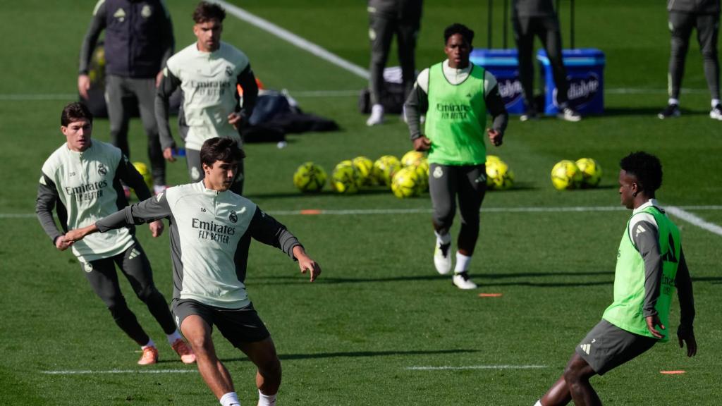 Vinicius Jr realiza un pase en un entrenamiento del Real Madrid