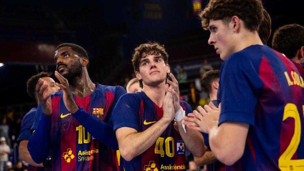 Dika Mem y Adrian Sola aplauden a la afición del Barça de balonmano tras un partido