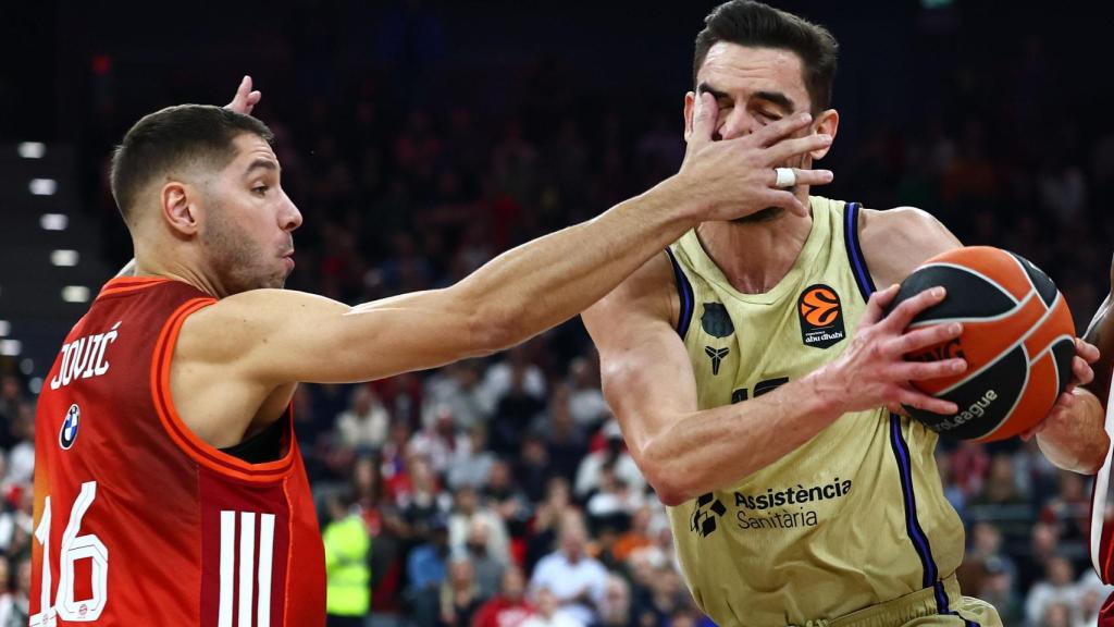 Tomas Satoransky recibe un manotazo de Stefan Jovic en el Bayern-Barça de basket de la Euroliga