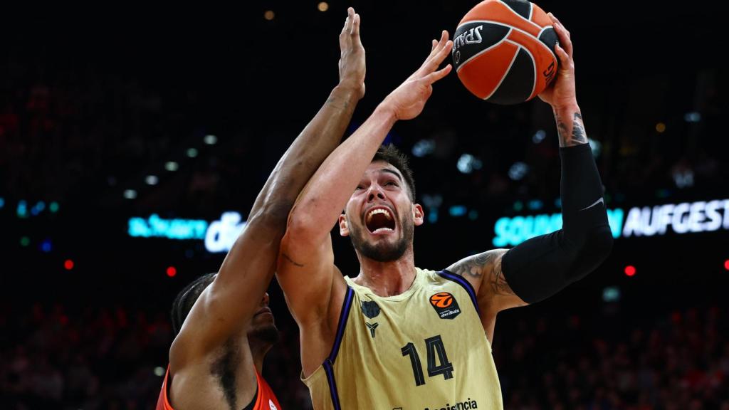 Willy Hernangómez pugna bajo el aro en el Bayern-Barça de basket de la Euroliga