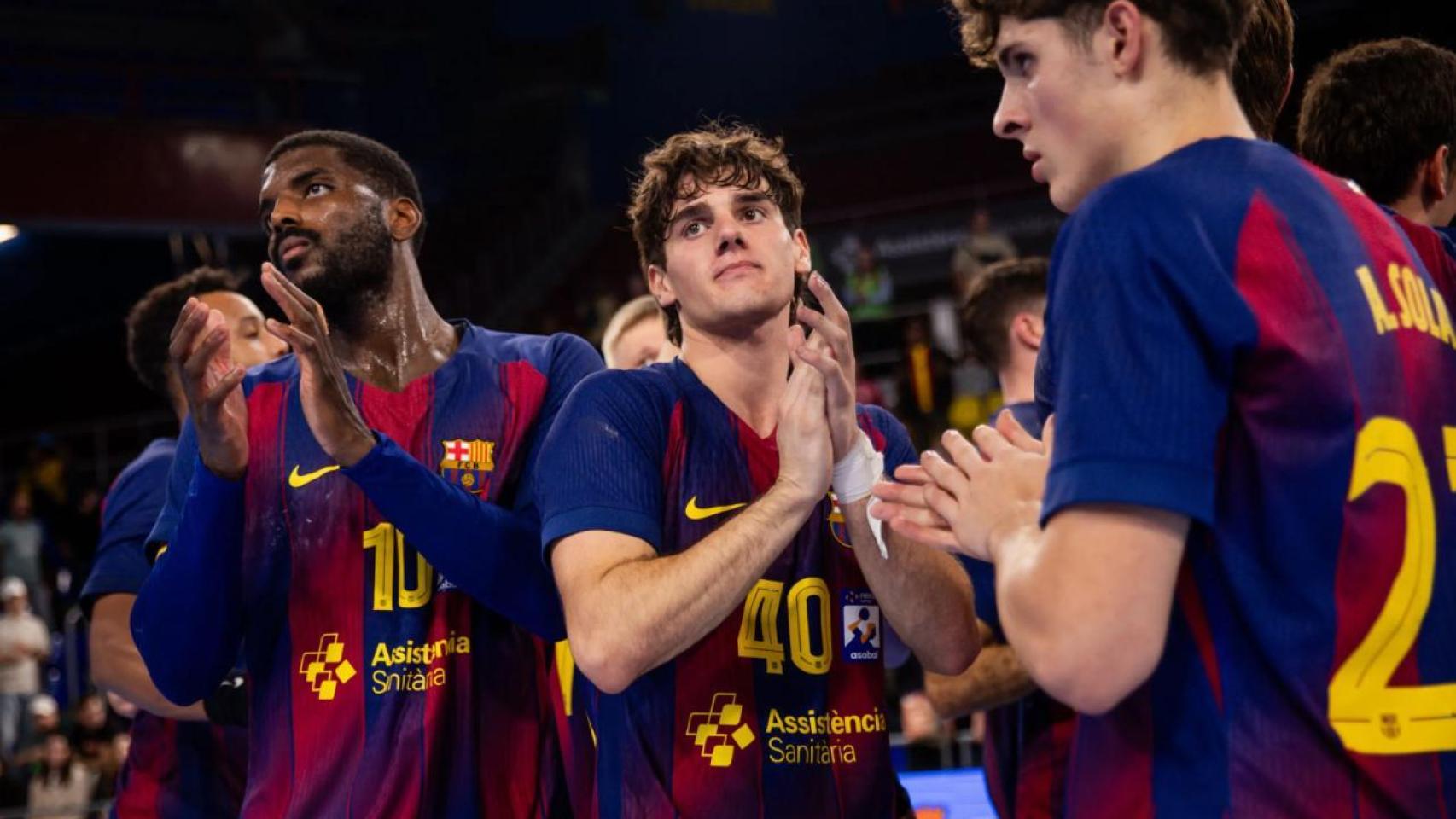 Dika Mem y Adrian Sola aplauden a la afición del Barça de balonmano tras un partido