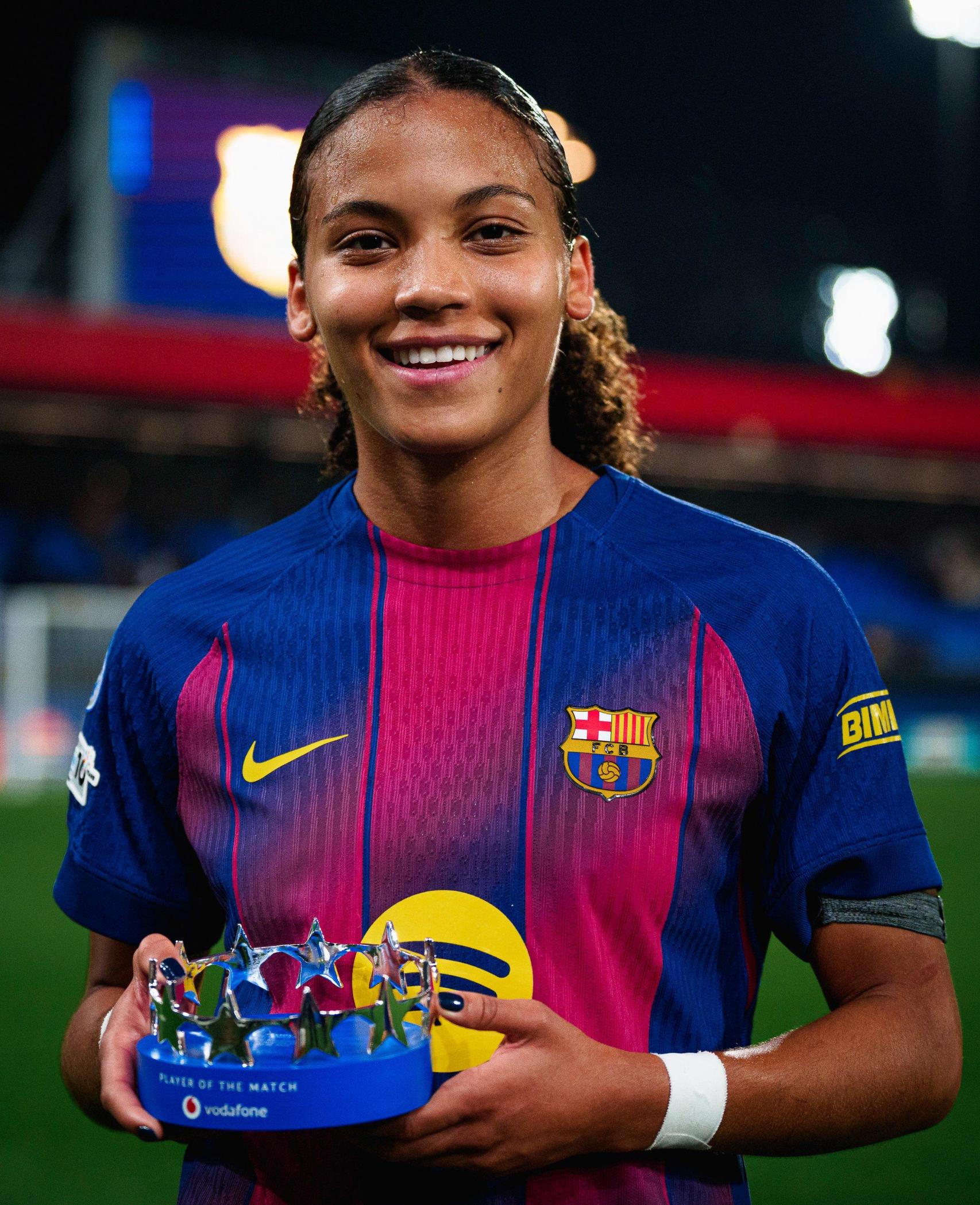 Vicky López rep el trofeu MVP de la UEFA al Barça Femení-OH Leuven de la Champions League