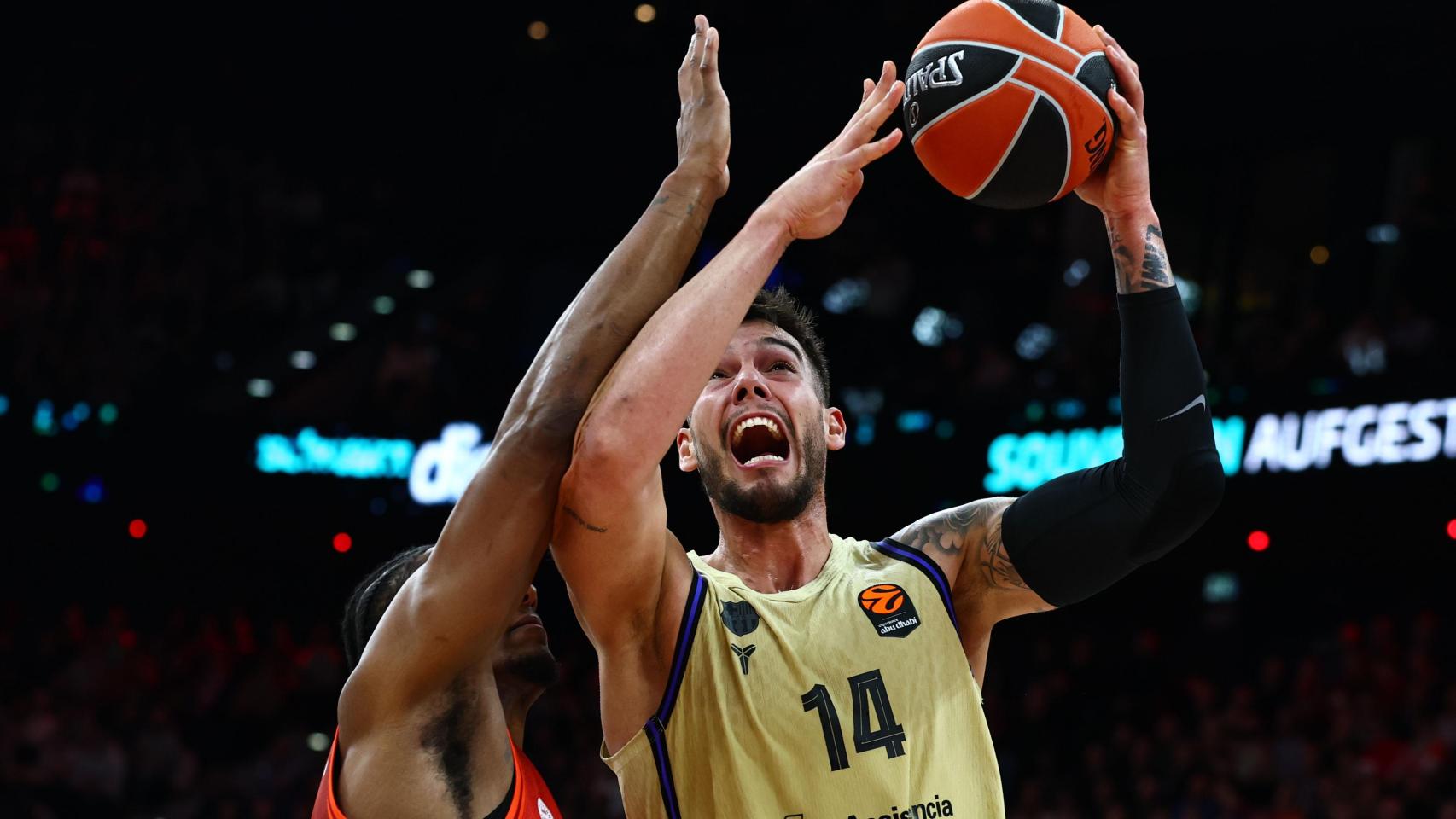 Willy Hernangómez pugna bajo el aro en el Bayern-Barça de basket de la Euroliga