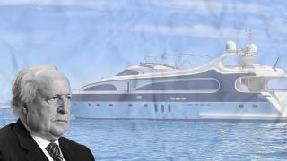 Román Sanahuja con un yate de fondo